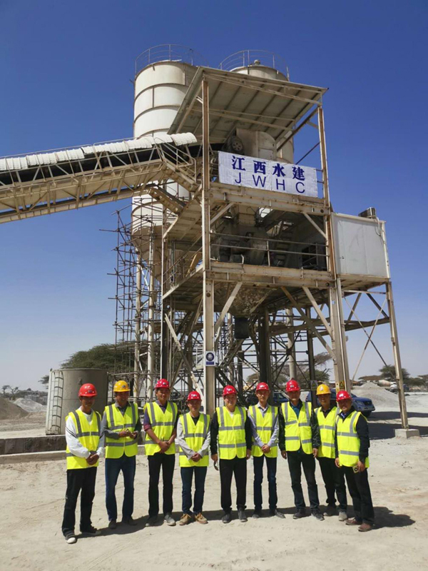 集團(tuán)公司董事長(zhǎng)王元旦一行慰問(wèn)默焦-阿瓦薩高速公路項(xiàng)目